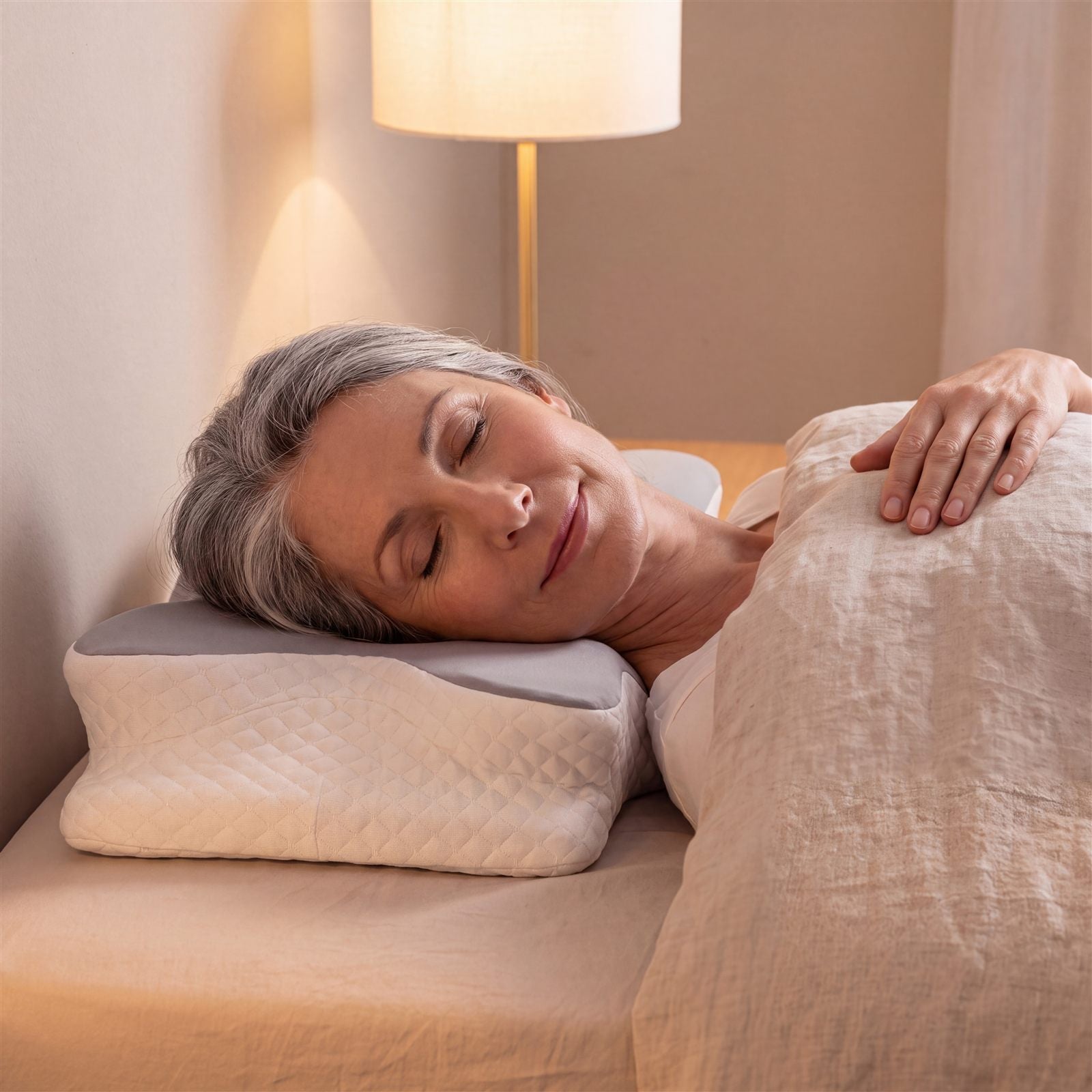 Vue de profil : la nuque alignée et soutenue par l'Oreiller Dormifrais